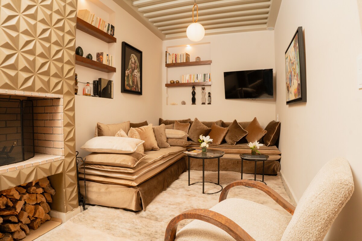 Riad Della courtyard with fountain and plants
